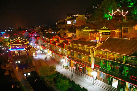 Noční Zhangjiajie